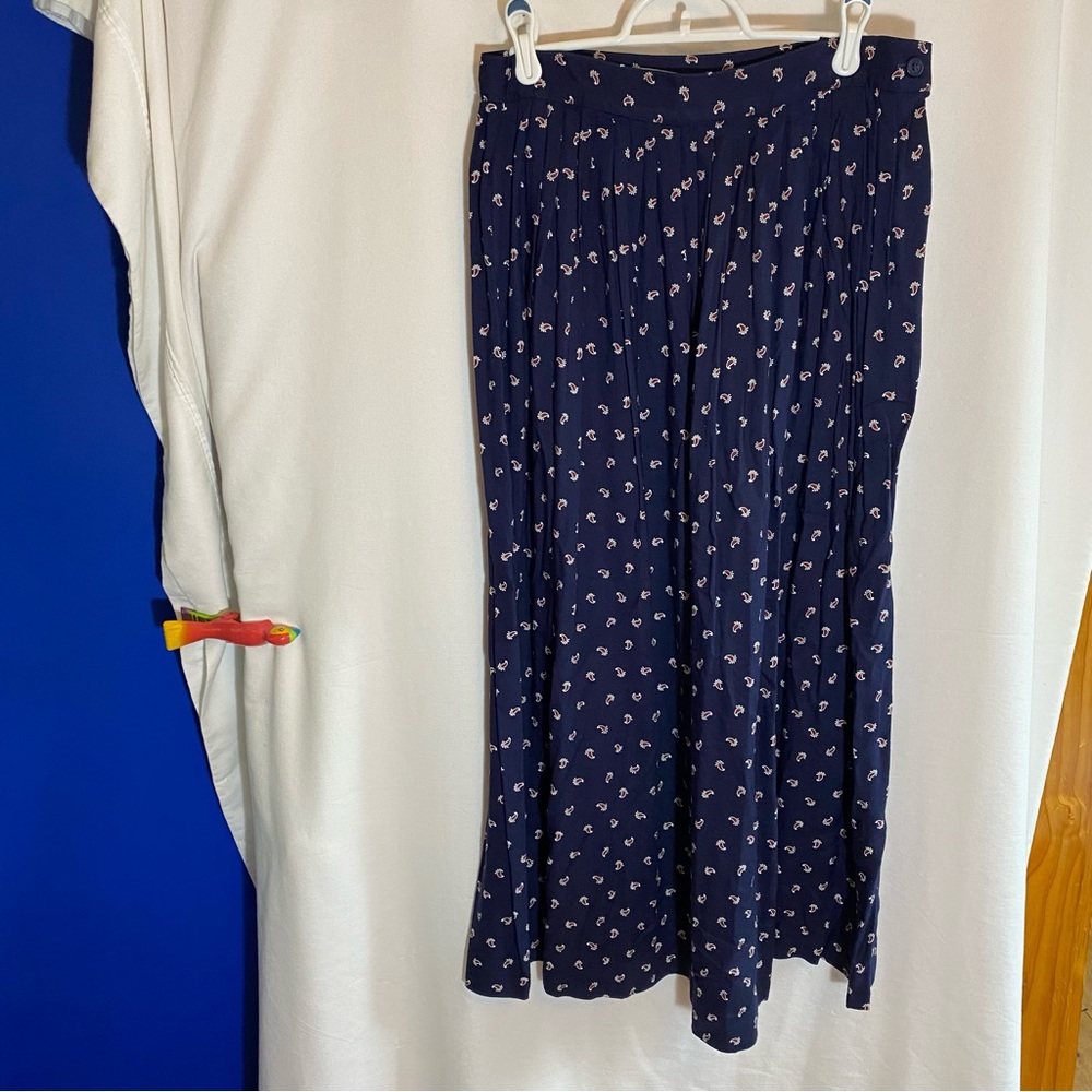 Vintage Navy Blue Maxi Skirt w/ a red and white Paisley Print, Size 12, Viscose